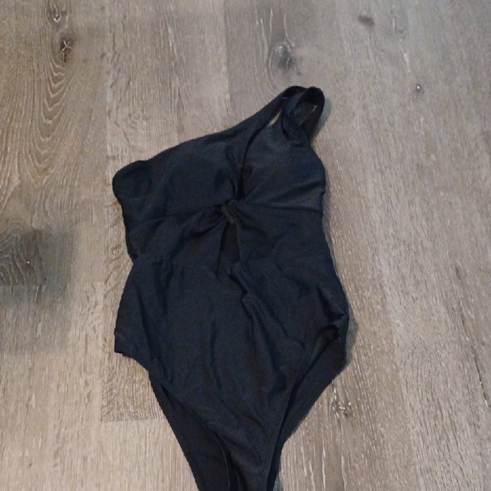 Black One-Shoulder Swimsuit